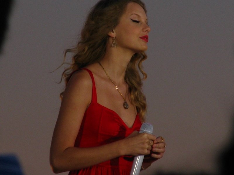 Taylor Swift at CMT Premieres: Taylor Swift "Mine" — photo 43