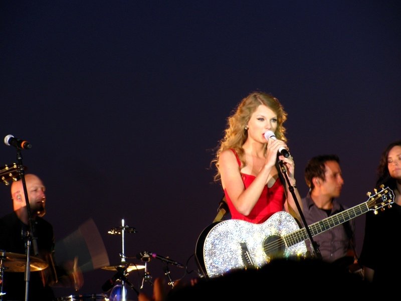 Taylor Swift at CMT Premieres: Taylor Swift "Mine" — photo 45