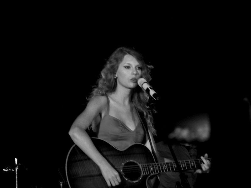 Taylor Swift at CMT Premieres: Taylor Swift "Mine" — photo 46