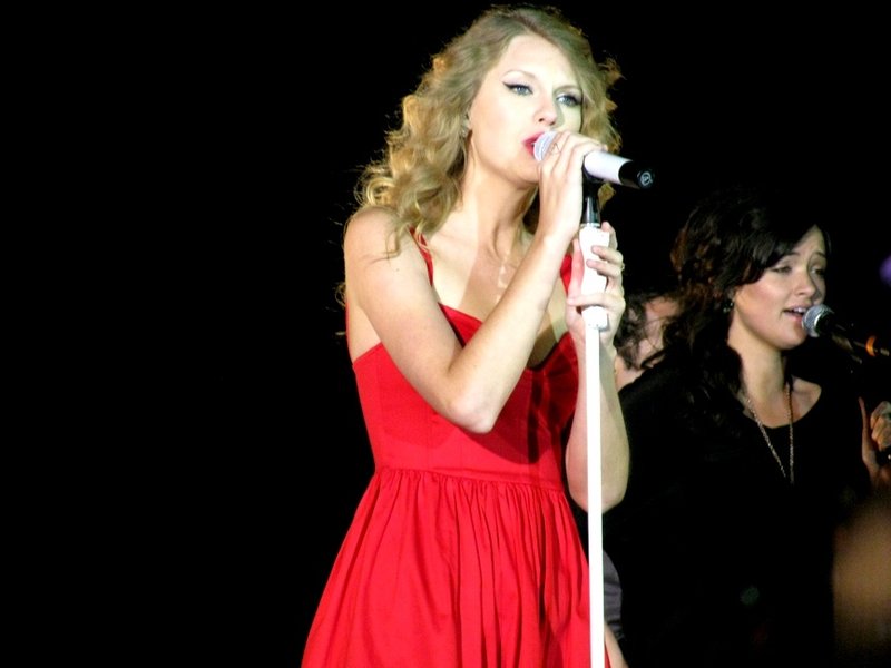 Taylor Swift at CMT Premieres: Taylor Swift "Mine" — photo 51