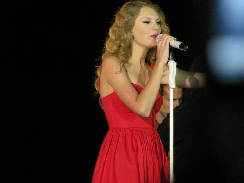 Taylor Swift at CMT Premieres: Taylor Swift "Mine" — photo 52