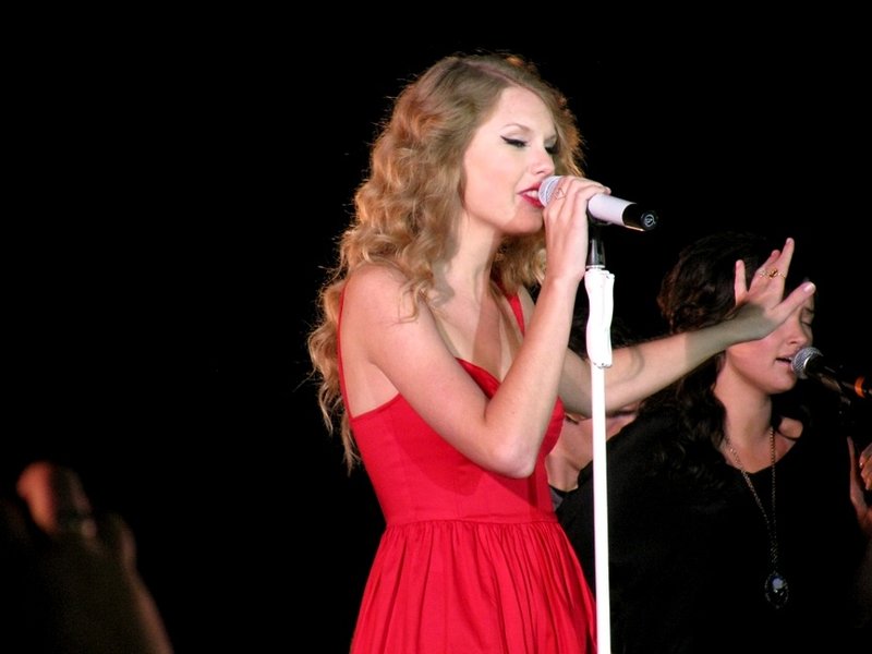 Taylor Swift at CMT Premieres: Taylor Swift "Mine" — photo 54