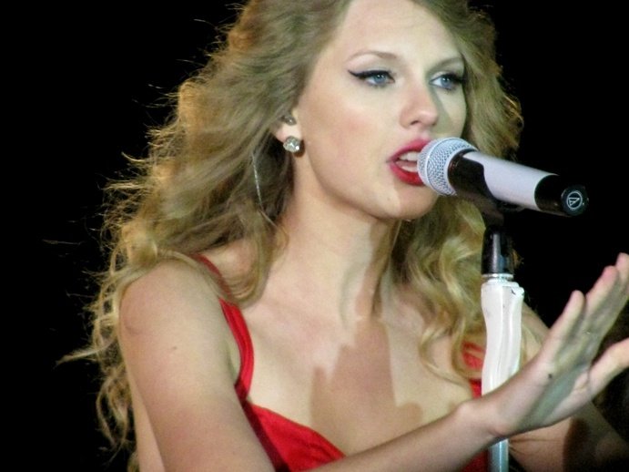 Taylor Swift at CMT Premieres: Taylor Swift "Mine" — photo 57