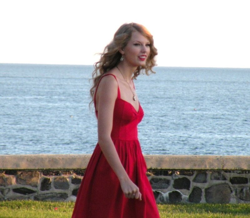 Taylor Swift at CMT Premieres: Taylor Swift "Mine" — photo 63