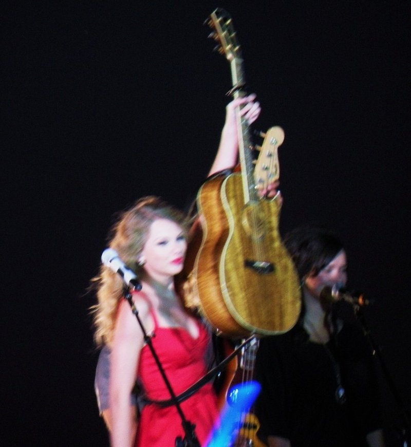 Taylor Swift at CMT Premieres: Taylor Swift "Mine" — photo 64