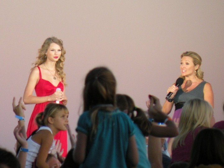 Taylor Swift at CMT Premieres: Taylor Swift "Mine" — photo 80