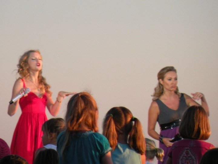 Taylor Swift at CMT Premieres: Taylor Swift "Mine" — photo 85