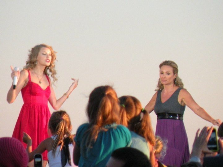 Taylor Swift at CMT Premieres: Taylor Swift "Mine" — photo 86