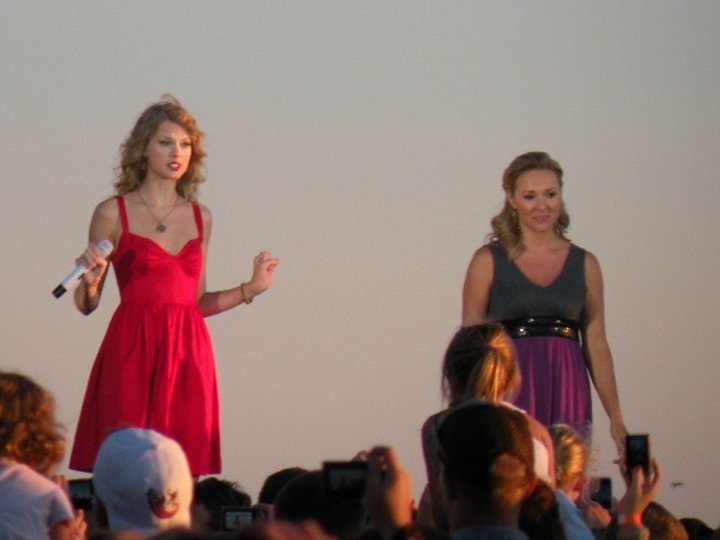 Taylor Swift at CMT Premieres: Taylor Swift "Mine" — photo 87