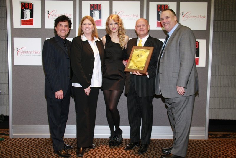 Taylor Swift at Country Music DJ and Radio Hall of Fame Banquet — photo 3