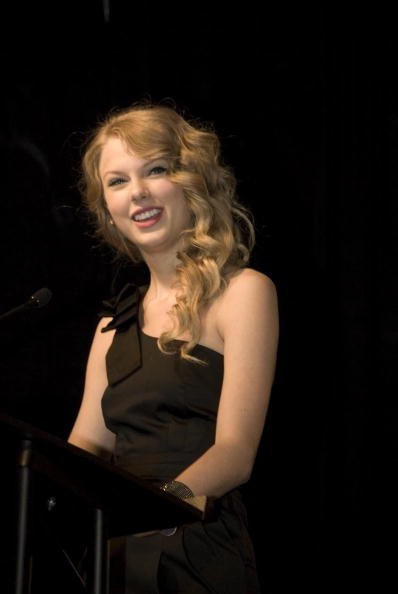Taylor Swift at Country Music DJ and Radio Hall of Fame Banquet — photo 6