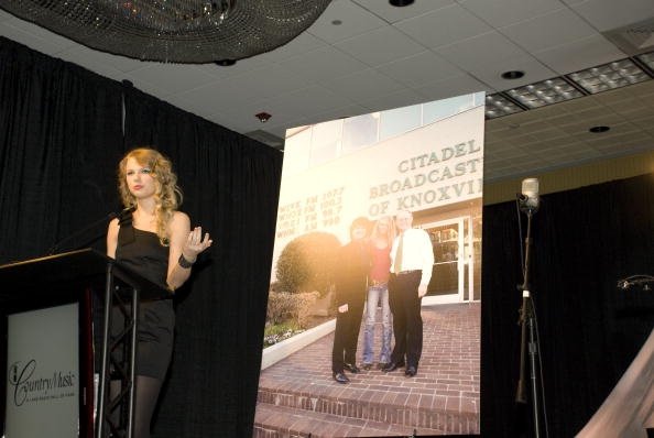 Taylor Swift at Country Music DJ and Radio Hall of Fame Banquet — photo 8