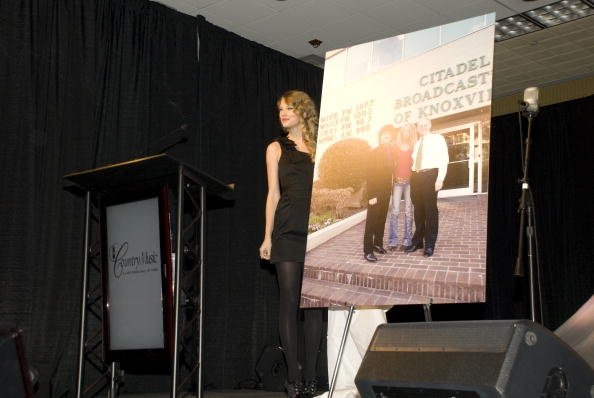 Taylor Swift at Country Music DJ and Radio Hall of Fame Banquet — photo 9
