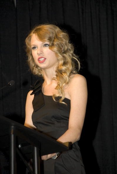 Taylor Swift at Country Music DJ and Radio Hall of Fame Banquet — photo 10
