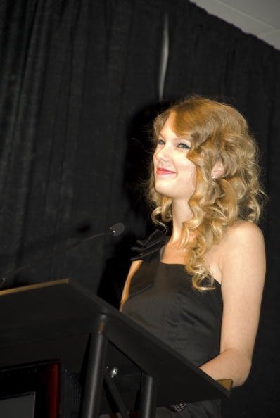 Taylor Swift at Country Music DJ and Radio Hall of Fame Banquet — photo 11