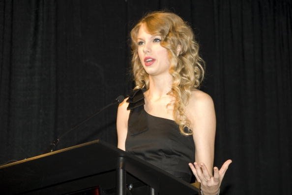 Taylor Swift at Country Music DJ and Radio Hall of Fame Banquet — photo 13