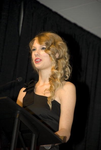 Taylor Swift at Country Music DJ and Radio Hall of Fame Banquet — photo 14