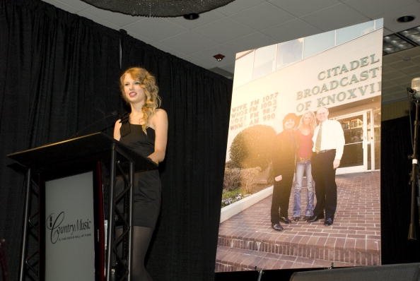 Taylor Swift at Country Music DJ and Radio Hall of Fame Banquet — photo 15