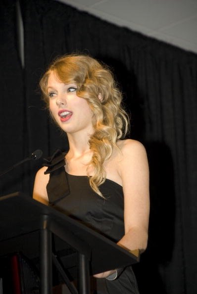 Taylor Swift at Country Music DJ and Radio Hall of Fame Banquet — photo 16