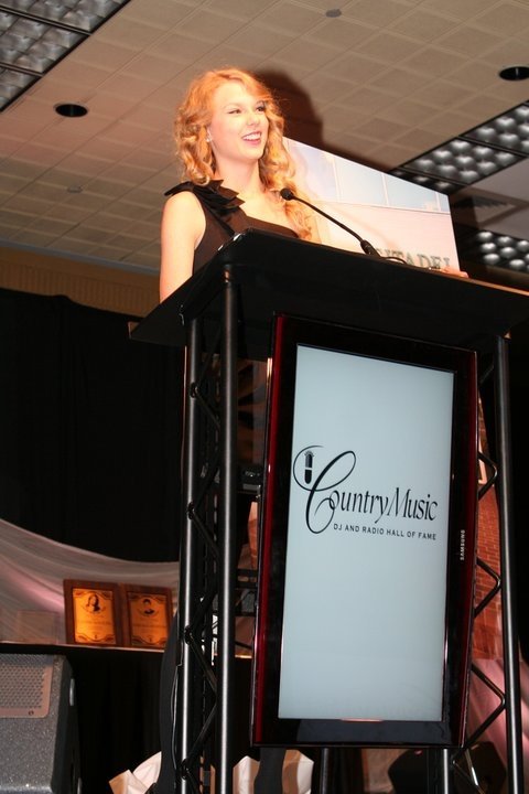 Taylor Swift at Country Music DJ and Radio Hall of Fame Banquet — photo 17