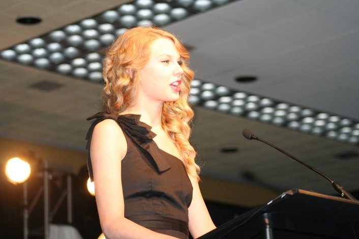 Taylor Swift at Country Music DJ and Radio Hall of Fame Banquet — photo 18