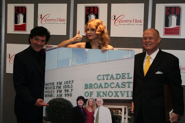 Taylor Swift at Country Music DJ and Radio Hall of Fame Banquet — photo 20