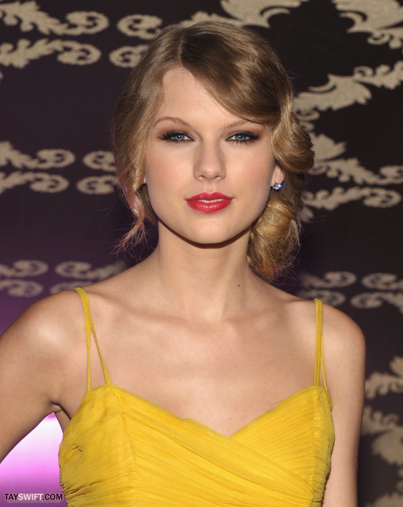 Taylor Swift at Country Music Hall of Fame & Museum's "All For The Hall" — photo 9