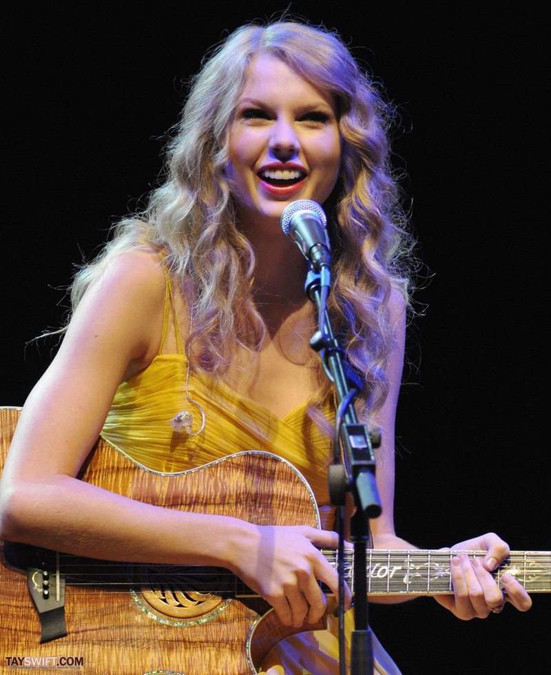 Taylor Swift at Country Music Hall of Fame & Museum's "All For The Hall" — photo 17