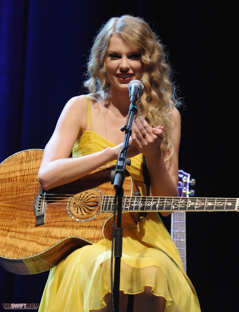 Taylor Swift at Country Music Hall of Fame & Museum's "All For The Hall" — photo 19