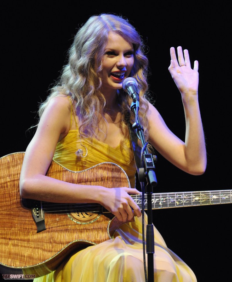 Taylor Swift at Country Music Hall of Fame & Museum's "All For The Hall" — photo 21