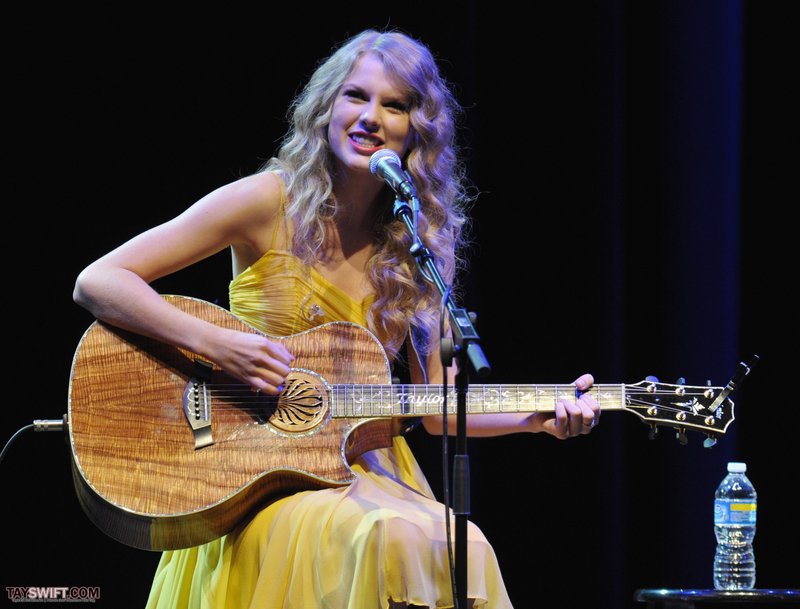 Taylor Swift at Country Music Hall of Fame & Museum's "All For The Hall" — photo 22