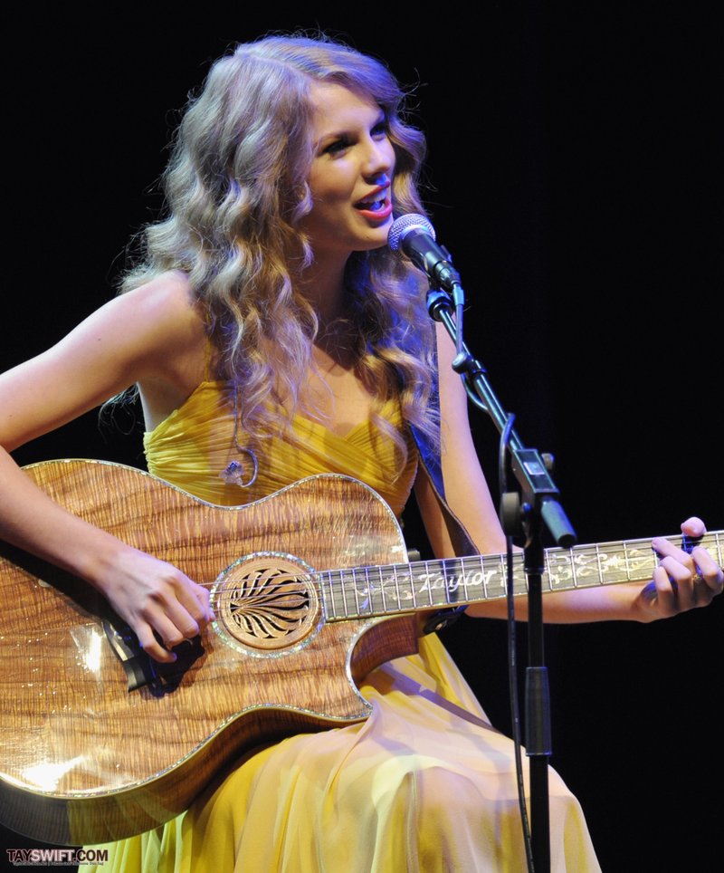 Taylor Swift at Country Music Hall of Fame & Museum's "All For The Hall" — photo 23