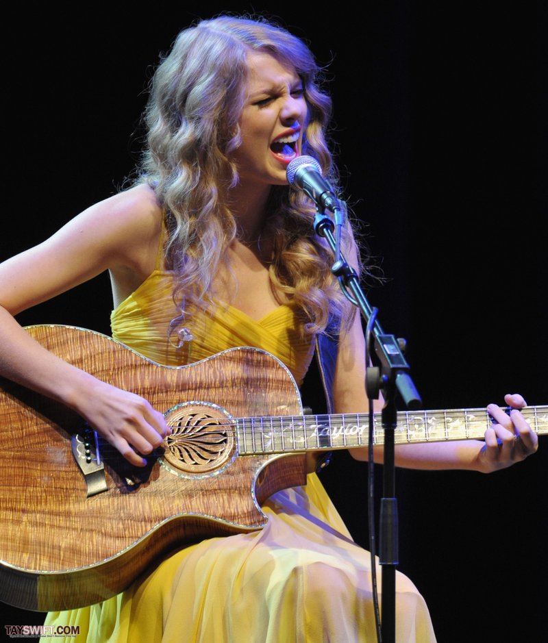 Taylor Swift at Country Music Hall of Fame & Museum's "All For The Hall" — photo 24