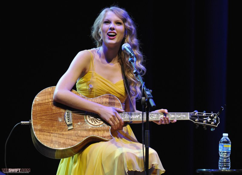 Taylor Swift at Country Music Hall of Fame & Museum's "All For The Hall" — photo 25