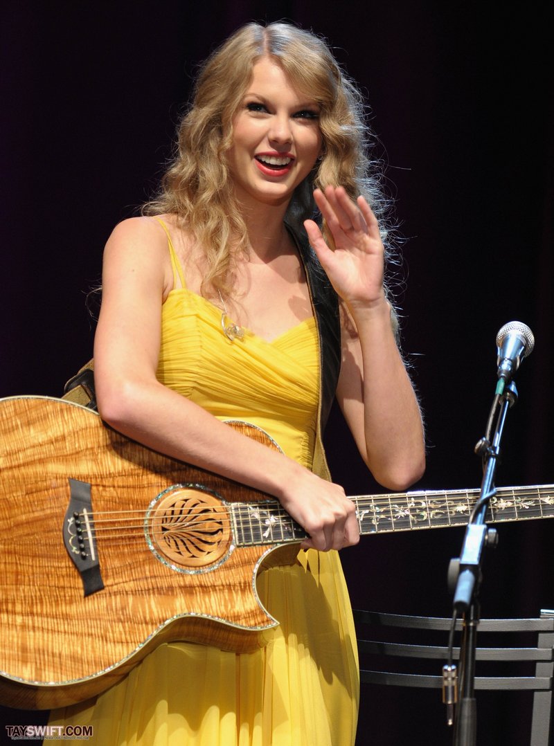Taylor Swift at Country Music Hall of Fame & Museum's "All For The Hall" — photo 31