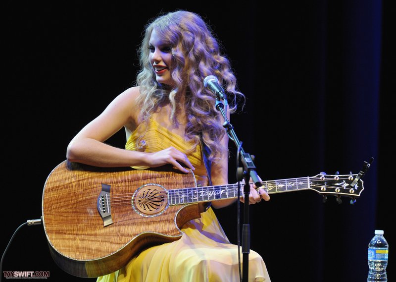 Taylor Swift at Country Music Hall of Fame & Museum's "All For The Hall" — photo 32
