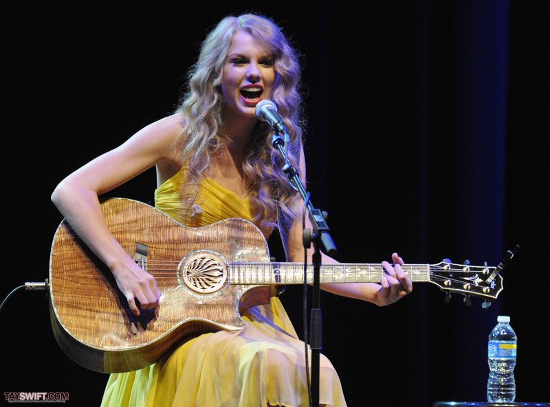 Taylor Swift at Country Music Hall of Fame & Museum's "All For The Hall" — photo 61