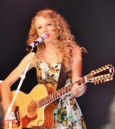Taylor Swift at 2010 Country Radio Seminar — photo 17