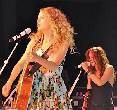 Taylor Swift at 2010 Country Radio Seminar — photo 19