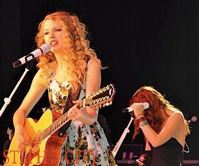 Taylor Swift at 2010 Country Radio Seminar — photo 21