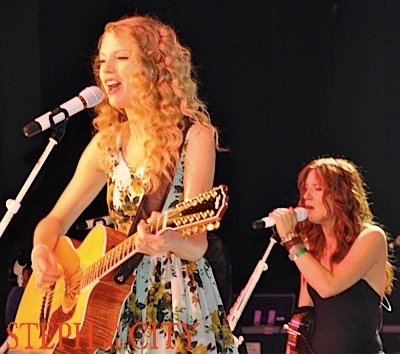 Taylor Swift at 2010 Country Radio Seminar — photo 22