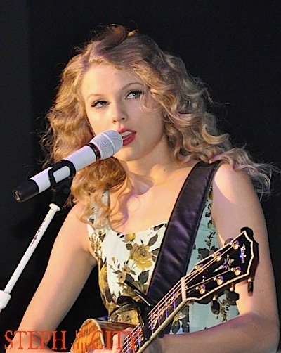 Taylor Swift at 2010 Country Radio Seminar — photo 23