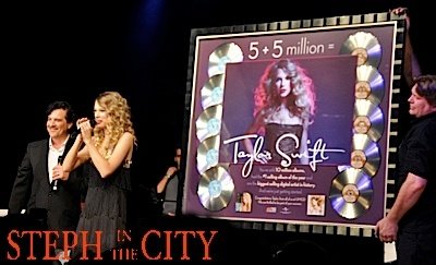 Taylor Swift at 2010 Country Radio Seminar — photo 28