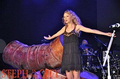 Taylor Swift at 2010 Country Radio Seminar — photo 39