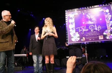 Taylor Swift at 2010 Country Radio Seminar — photo 43