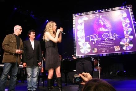 Taylor Swift at 2010 Country Radio Seminar — photo 46