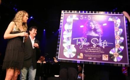 Taylor Swift at 2010 Country Radio Seminar — photo 50