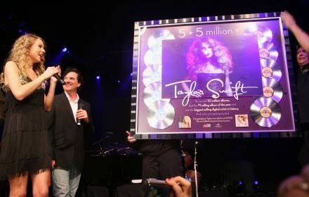 Taylor Swift at 2010 Country Radio Seminar — photo 52