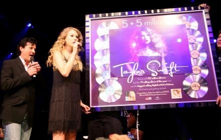 Taylor Swift at 2010 Country Radio Seminar — photo 54