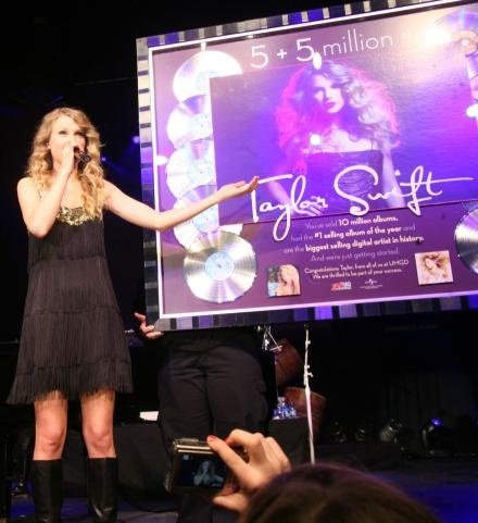 Taylor Swift at 2010 Country Radio Seminar — photo 56